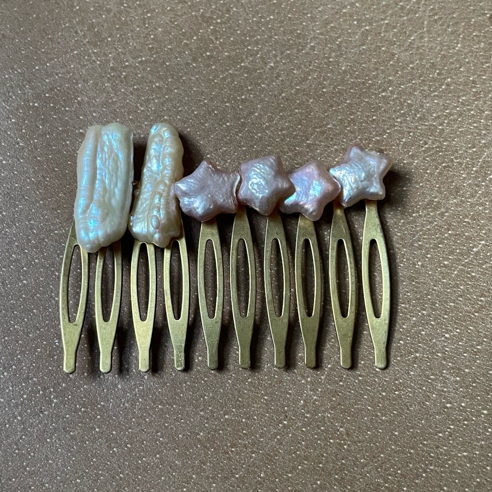 Genuine freshwater pearl brass hair comb. One of a kind ✨ gold white pink - Picture 4 of 6